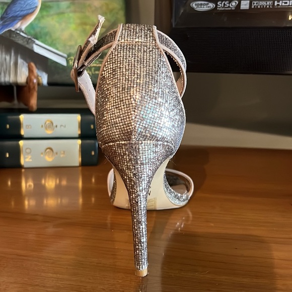 4. Mix No 6 Gold Heels, Size 8.5 - Picture 5 of 15